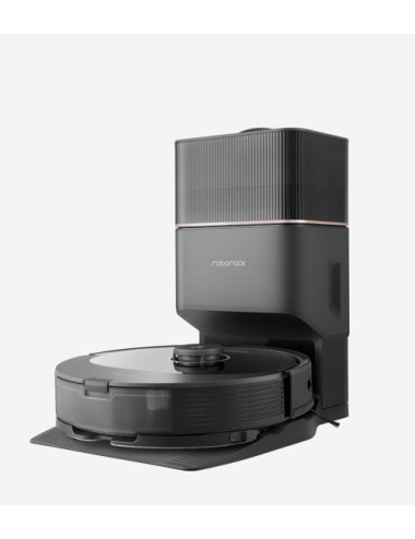 Roborock Q8 MAX+ cleaning...