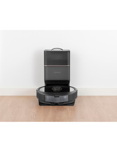 Roborock Q8 MAX+ cleaning...