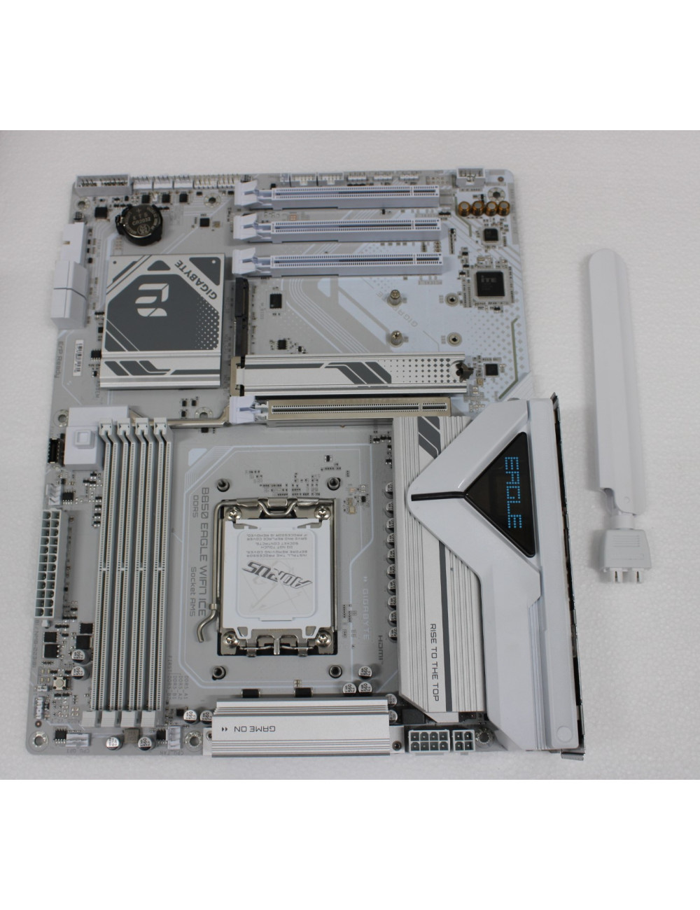 SALE OUT. Gigabyte USED, REFURBISHED, WITHOUT ACCESSORIES, ONLY BACK PANEL, AND ANTENA INCLUDED